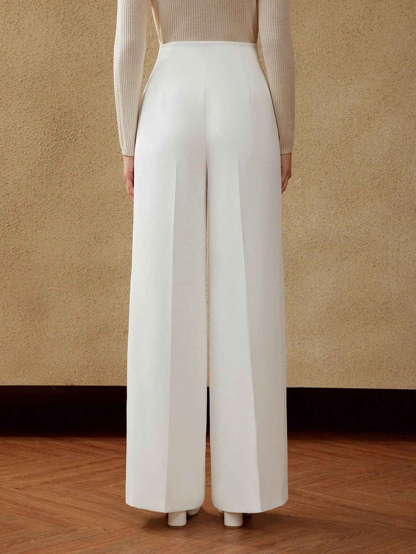Pleated Suit Pants with Slant Pockets